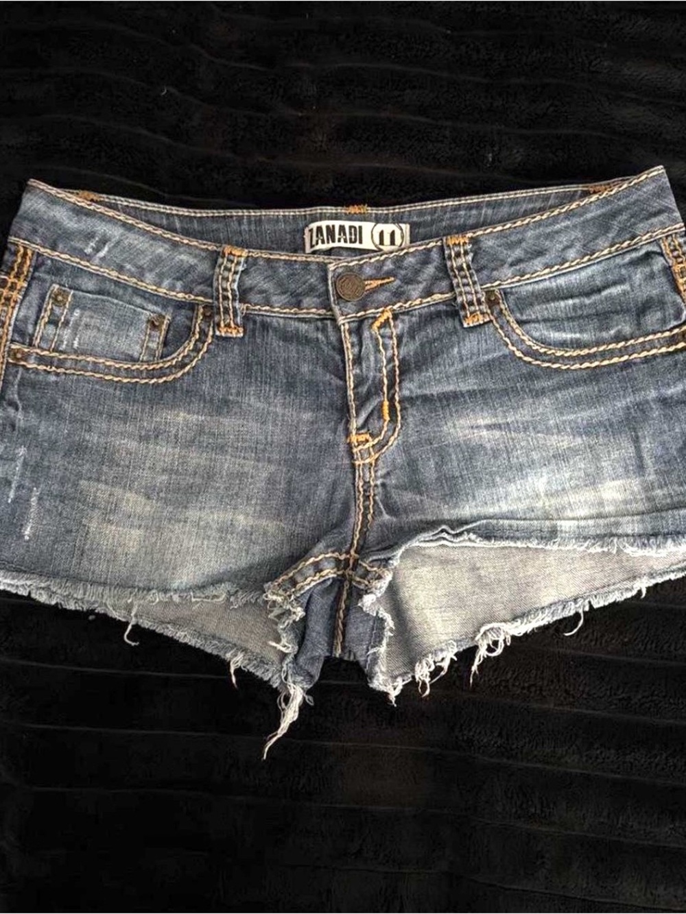 Women’s Zanadi short shorts with ripped hem size 11/ A1-0141